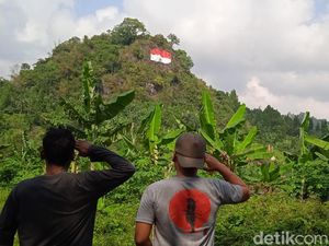 Pecinta Alam Lampung Kibarkan Merah Putih Raksasa di Bukit Sepagoh