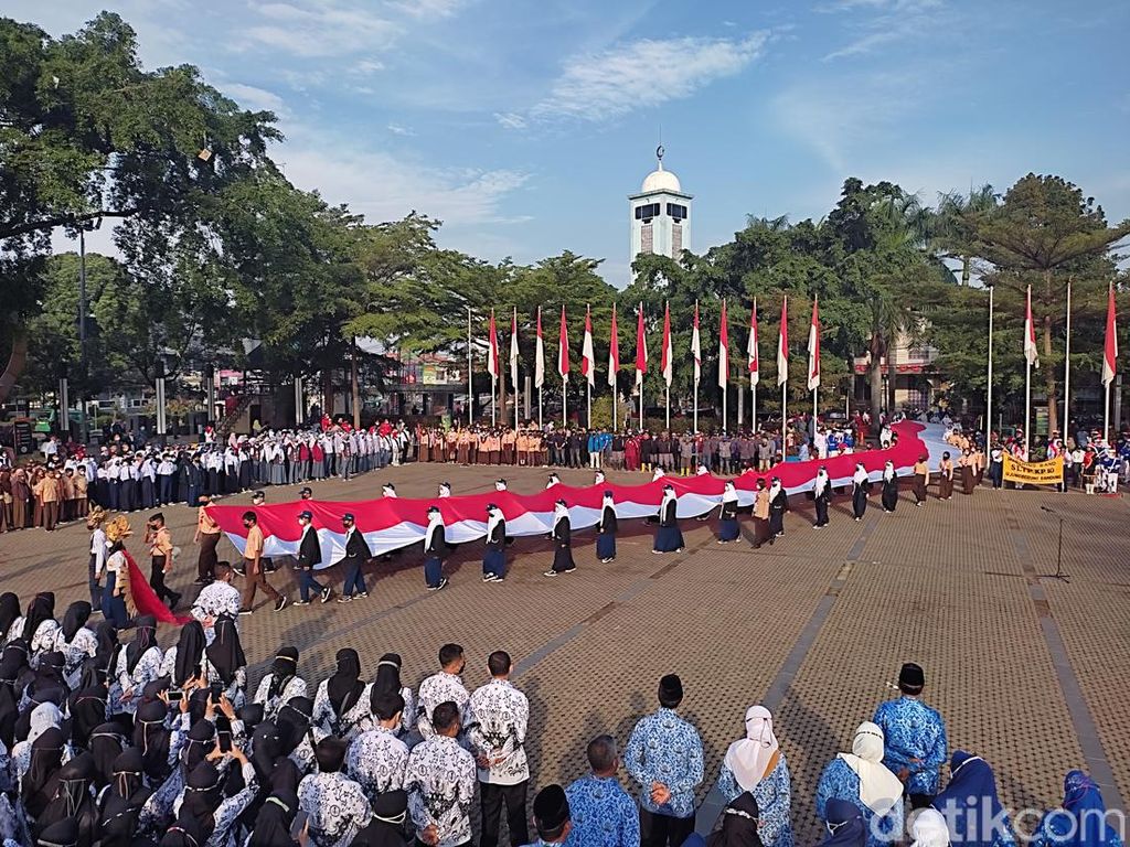 Gagahnya Bendera Merah Putih Raksasa Berkibar di Ujungberung Bandung