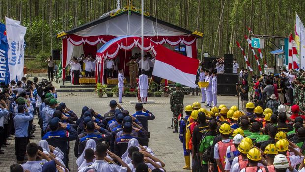 PERINGATAN HUT RI KE-77 PERTAMA DI IKN NUSANTARA Sejumlah peserta mengikuti upacara pengibaran Bendera Merah Putih di lokasi titik nol Ibu Kota Negara (IKN) Nusantara di Kecamatan Sepaku, Kabupaten Penajam Paser Utara, Kalimantan Selatan, Rabu (17/8/2022). Dalam rangka memperingati hari kemerdekaan Republik Indonesia ke-77, pihak Otorita IKN Nusantara melaksanakan pengibaran Bendera Merah Putih pertama di kawasan titik nol IKN Nusantara yang melibatkan seluruh pekerja proyek, TNI, POLRI, Pemerintah Kecamatan,pelajar dan tokoh adat serta tokoh masyarakat. ANTARA FOTO/Bayu Pratama S/rwa.