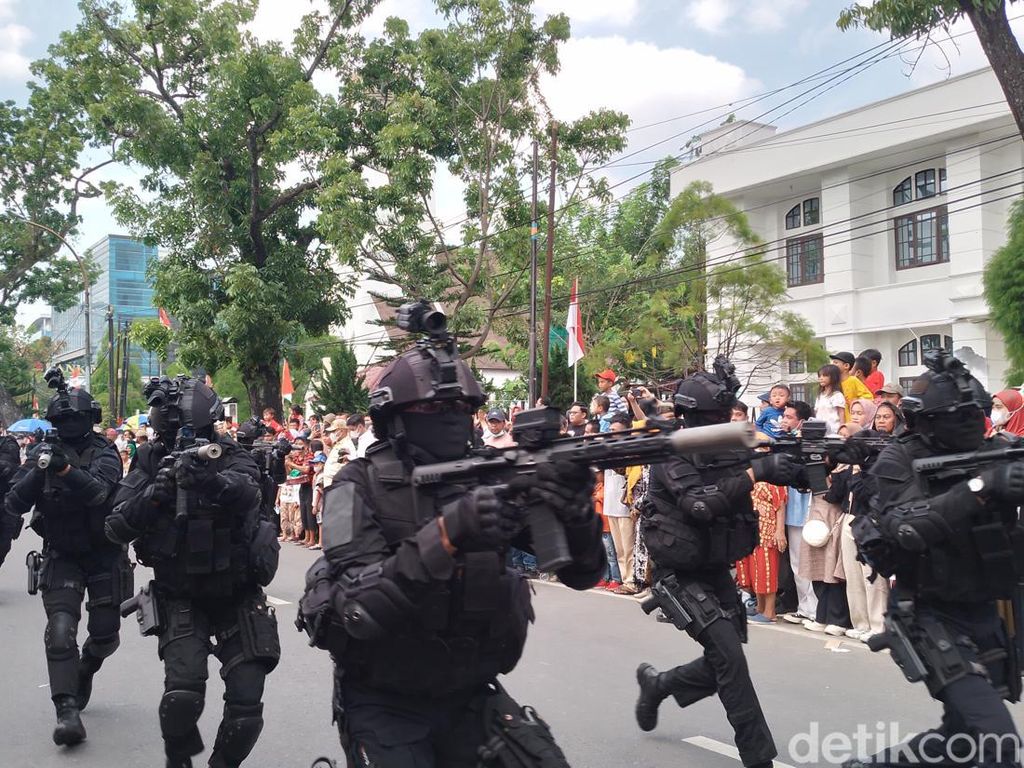 Ribuan Warga Antusias Saksikan Pawai HUT ke-77 RI di Medan
