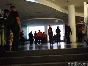 Asap Hitam Pekat Mengepul di Food Court TP 1 Surabaya