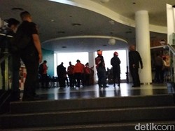Asap Hitam Pekat Mengepul di Food Court TP 1 Surabaya
