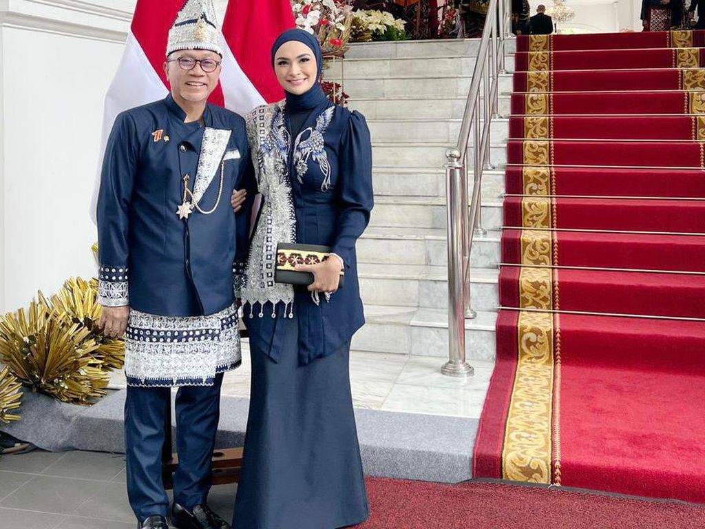 Potret Mendag Zulhas Berbusana Adat Lampung