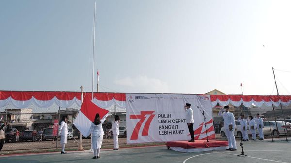 Potret Upacara HUT RI Askrindo Bersama Warga Kampung Kerang Hijau