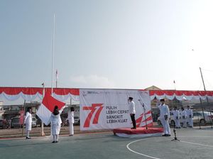 Potret Upacara HUT RI Askrindo Bersama Warga Kampung Kerang Hijau