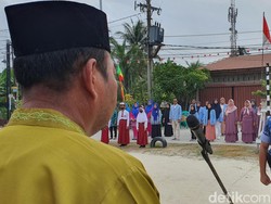 Prajurit TNI AU Pimpin Upacara Warga di Lokasi Transmigrasi
