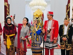 Jokowi di HUT RI: Diajak Puan Selfie, Ngobrol Bareng Luhut-Prabowo