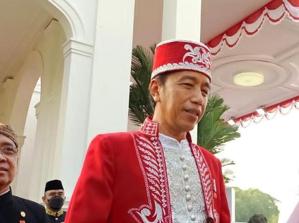 Jokowi Pakai Baju Adat Buton saat Upacara HUT ke-77 RI