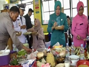 Peserta Upacara di Pinrang Disuguhi Kue hingga Makanan Tradisional