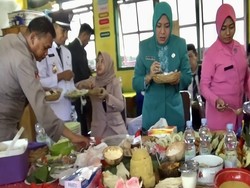 Peserta Upacara di Pinrang Disuguhi Kue hingga Makanan Tradisional