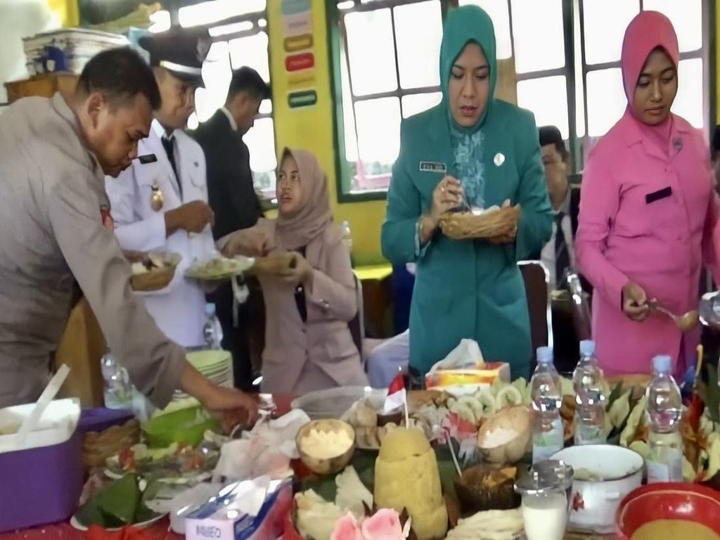 Peserta Upacara di Pinrang Disuguhi Kue hingga Makanan Tradisional Peserta Upacara di Pinrang Disuguhi Kue hingga Makanan Tradisional