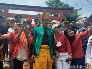 Warga Pulau Untung Jawa 17-an Bareng Sandiaga Uno