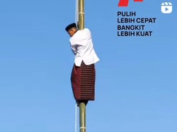 Aksi Santri Bersarung Panjat Tiang Bendera Saat Upacara di Ponpes Klaten