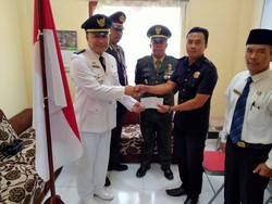 Lawan Takut, Satpam di Lombok Panjat Tiang Bendera Terbalik Sambil Berdoa