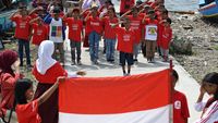 Semangat Anak-anak Pesisir Upacara HUT RI