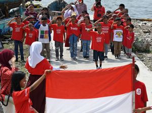 Semangat Anak-anak Pesisir Upacara HUT RI