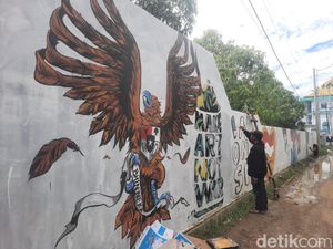 Seniman Mamuju Gotong Royong Gambar Mural 17 Objek Sepanjang 40 Meter Seniman Mamuju Gotong Royong Gambar Mural 17 Objek Sepanjang 40 Meter