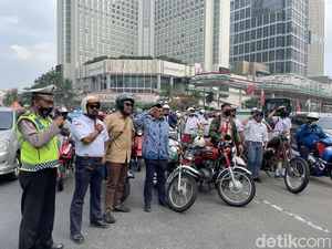 Para Pengendara di Bundaran HI Berhenti dan Ambil Sikap Hormat!