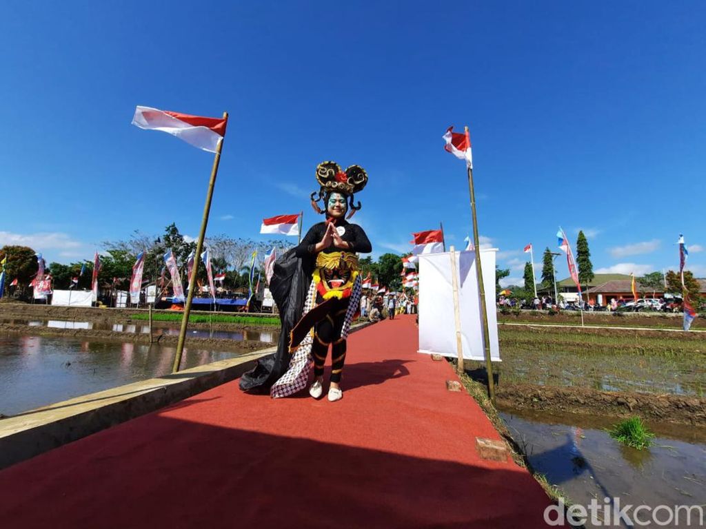 Rayakan HUT RI, Warga Ponjong Gunungkidul Gelar Fashion Show di Tengah Sawah Rayakan HUT RI, Warga Ponjong Gunungkidul Gelar Fashion Show di Tengah Sawah