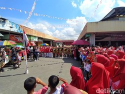 Meriahnya Para Pedagang Pasar Rejowinangun Magelang Rayakan HUT ke-77 RI