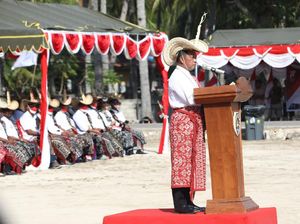 Kenakan Tii Langga, Tito Karnavian Pimpin Upacara HUT Ke-77 RI di Rote