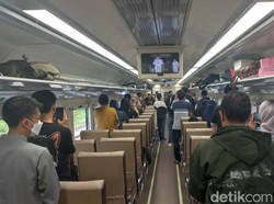 Penumpang KA dan Pesawat di Surabaya Khidmat Ikuti Detik-detik Proklamasi