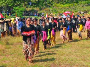 Menyaksikan Upacara Bendera Warga Samin di Pegunungan Kendeng Menyaksikan Upacara Bendera Warga Samin di Pegunungan Kendeng