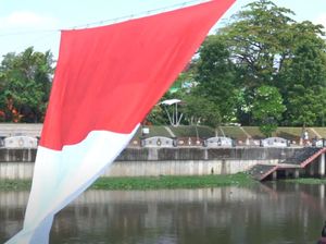Bendera Merah Putih Raksasa Berkibar di Anak Sungai Bengawan Solo Bendera Merah Putih Raksasa Berkibar di Anak Sungai Bengawan Solo