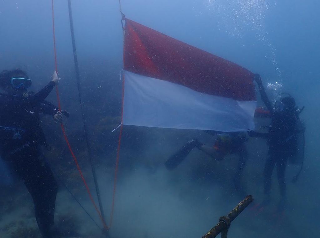 HUT Ke-77 RI, Merah Putih Dikibarkan di Bawah Laut Selat Sunda