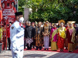 Rawat Budaya, Peserta Upacara HUT RI di Kantor PDIP Surabaya Pakai Baju Adat Rawat Budaya, Peserta Upacara HUT RI di Kantor PDIP Surabaya Pakai Baju Adat