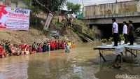 Potret Warga Medan Upacara HUT ke-77 RI di Atas Sungai Deli
