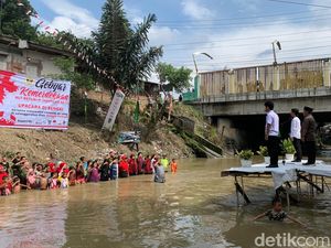 Potret Warga Medan Upacara HUT ke-77 RI di Atas Sungai Deli Potret Warga Medan Upacara HUT ke-77 RI di Atas Sungai Deli