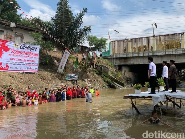 Potret Warga Medan Upacara HUT ke-77 RI di Atas Sungai Deli