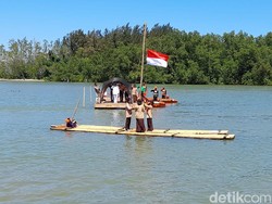 Warga Bengkulu Upacara HUT RI di Muara, Bendera Dikibarkan di Atas Rakit
