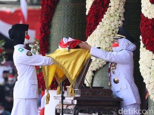 Khofifah Kirim Pesan Perjuangan Reog Ponorogo di Upacara Hut ke-77 RI