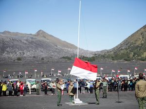 Syahdu! Suku Tengger Gelar Upacara HUT RI ke-77 di Gunung Bromo