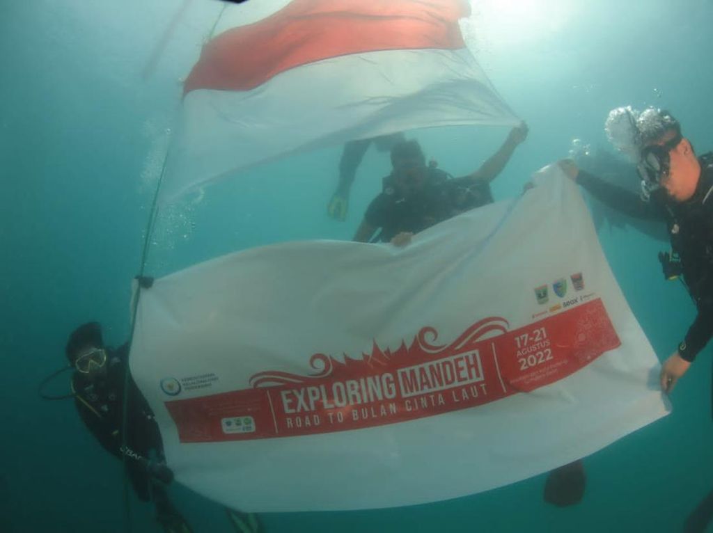Gelorakan Cinta Laut, KKP Kibarkan Merah Putih di Bawah Laut Mandeh