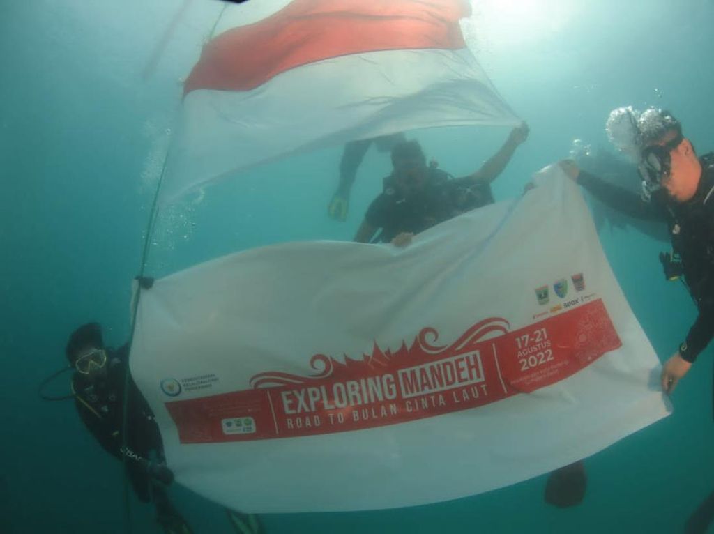 Gelorakan Cinta Laut, KKP Kibarkan Merah Putih di Bawah Laut Mandeh Gelorakan Cinta Laut, KKP Kibarkan Merah Putih di Bawah Laut Mandeh
