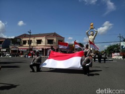 Polisi Ponorogo Hentikan Pengendara-Ajak Upacara HUT RI di Tengah Jalan