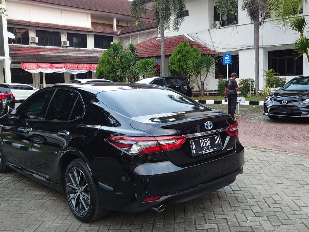 Wali Kota Cilegon Pakai Toyota Camry Baru Buat Mobil Dinas, Harganya Rp 844 Jutaan