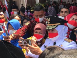 Warga Jatim Bangga-Kaget Kumpul Pejabat saat Ikut Upacara HUT RI di Grahadi