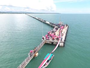 Warga Nunukan Bentangkan Bendera 10 Km di Perbatasan Indonesia-Malaysia Warga Nunukan Bentangkan Bendera 10 Km di Perbatasan Indonesia-Malaysia