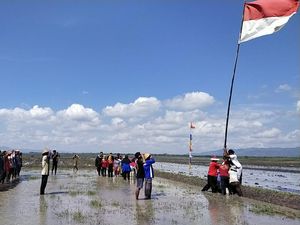 Warga Pudak Wonogiri Upacara HUT ke-77 RI di Genangan Waduk Gajah Mungkr Warga Pudak Wonogiri Upacara HUT ke-77 RI di Genangan Waduk Gajah Mungkr