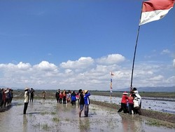 Warga Pudak Wonogiri Upacara HUT ke-77 RI di Genangan Waduk Gajah Mungkr