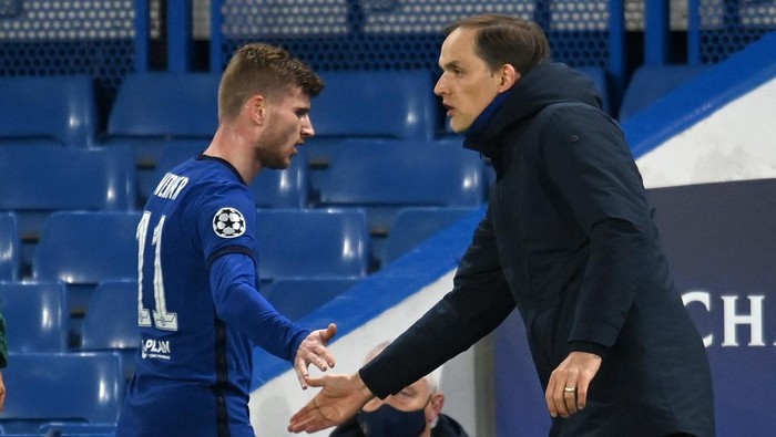 Chelseas German head coach Thomas Tuchel (R) congratulates Chelseas German striker Timo Werner as he leaves the pitch after being substituted off during the UEFA Champions League second leg semi-final football match between Chelsea and Real Madrid at Stamford Bridge in London on May 5, 2021. (Photo by Glyn KIRK / AFP) (Photo by GLYN KIRK/AFP via Getty Images)
