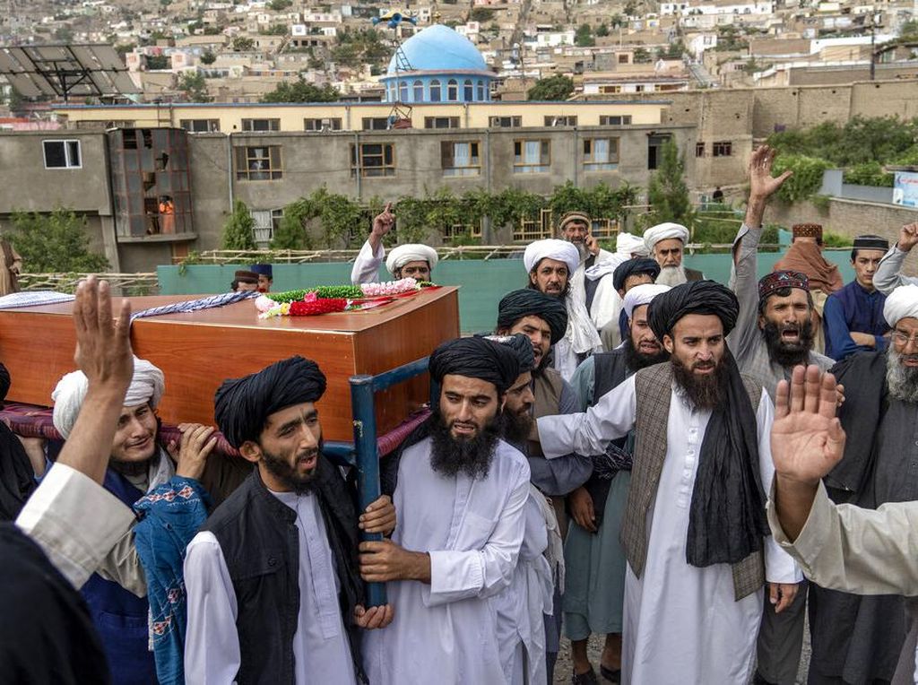 Tangis Getir Iringi Pemakaman Korban Bom Masjid di Kabul