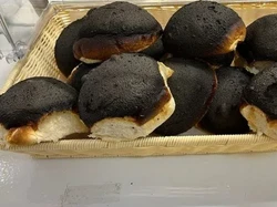 Aneh! Roti Gosong dan Berkerak Hitam Ini Justru Diburu Banyak Orang