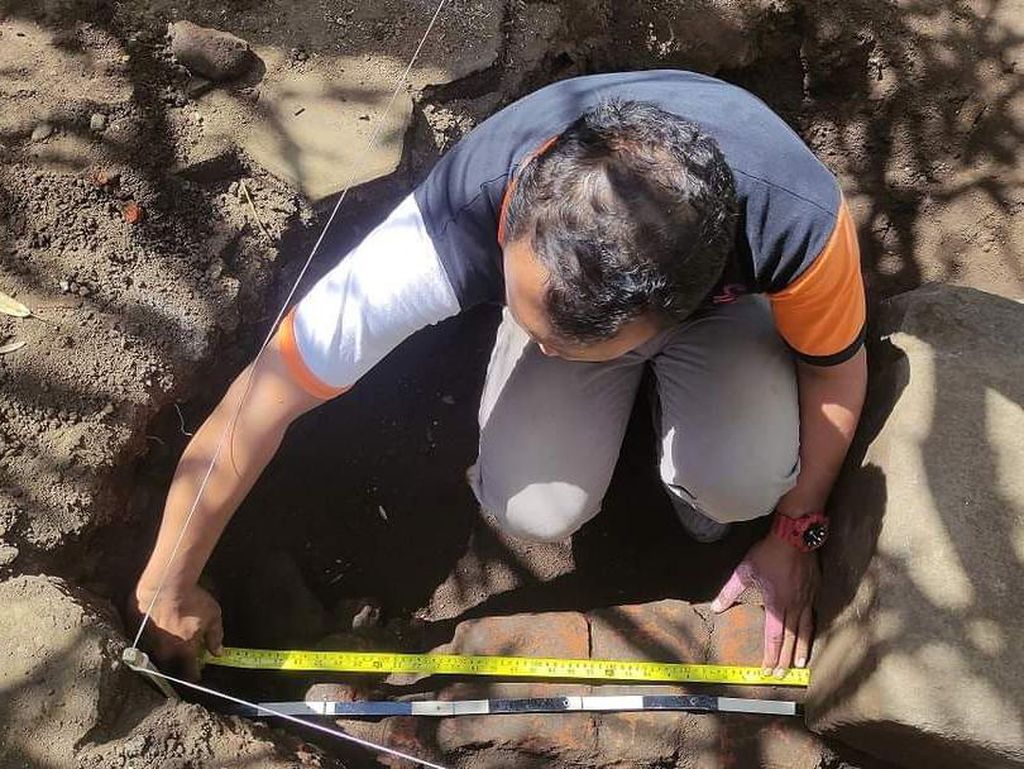 Struktur Batu Andesit Ditemukan di Singosari Malang