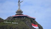 Bendera 77 Meter Kelilingi Patung Yesus Tertinggi Dunia di Tana Toraja