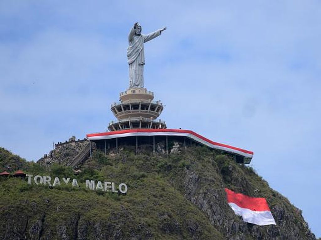 Bendera 77 Meter Kelilingi Patung Yesus Tertinggi Dunia di Tana Toraja